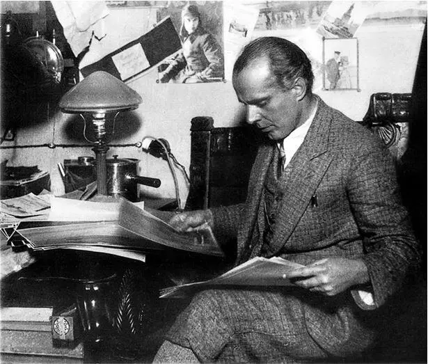 Экспедиция на ледоколе Малыгин к Земле ФранцаИосифа 1931 годНобиле в каюте - фото 85