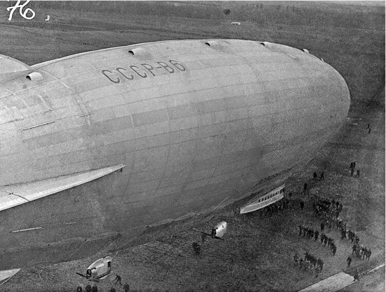 Ввод дирижабля СССРВ6 в эллинг Не позднее конца апреля 1936 года На - фото 104