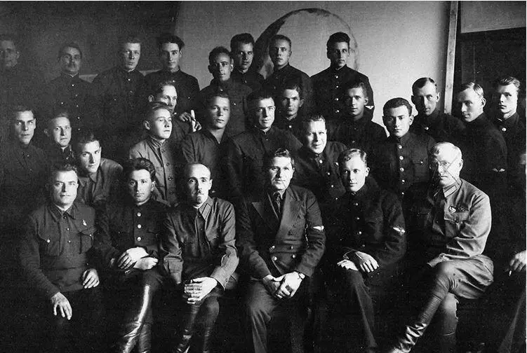 Фотографирование дирижаблистов с руководством Аэрофлота 9 октября 1935 года по - фото 107