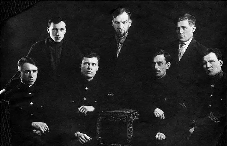 Один из составов экипажа дирижабля СССРВ2 19321933 годыСидят слева - фото 112