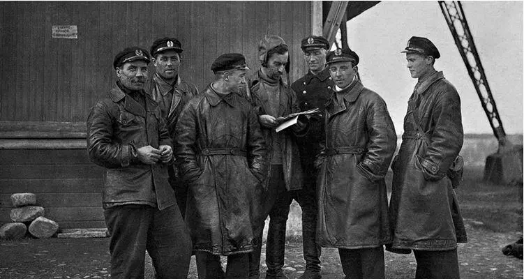 Один из составов экипажа дирижабля СССРВ2 у эллинга в Сализи 1933 год - фото 113