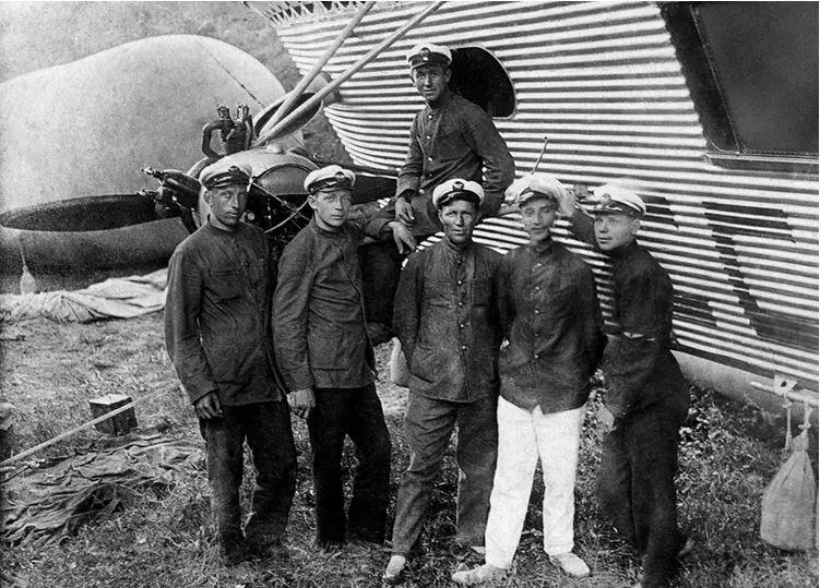 Экипаж дирижабля СССРВ1 в Славянске 1 августа 1933 года Слева направо - фото 114