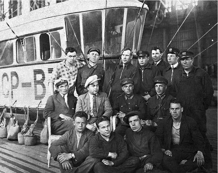 Группа дирижаблистов у гондолы СССРВ3 1932 год Крайний слева во втором - фото 116