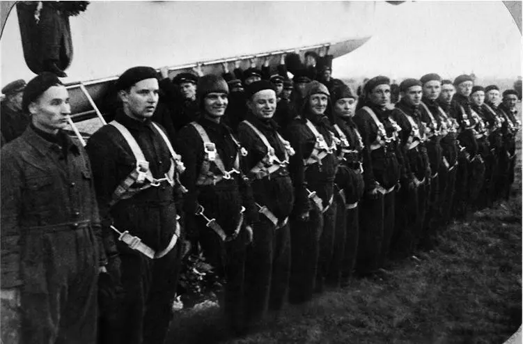 После возвращения СССРВ6 из рекордного полёта 4 октября 1937 года Слева - фото 132