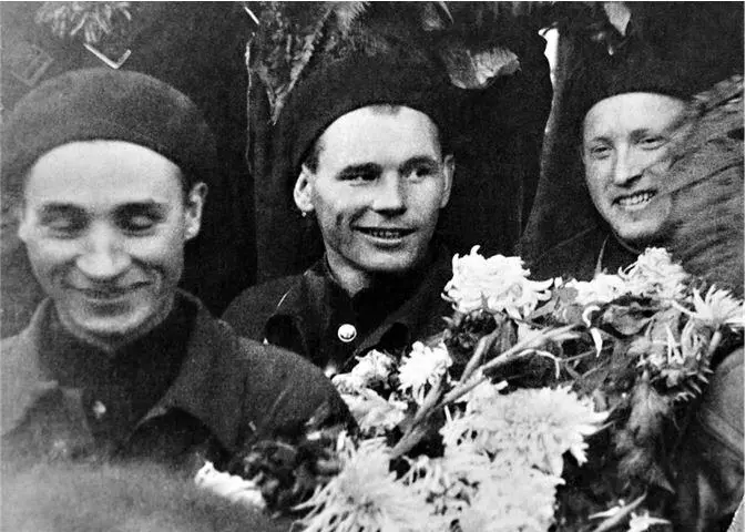 После возвращения СССРВ6 из рекордного полёта 4 октября 1937 годаСлева - фото 133