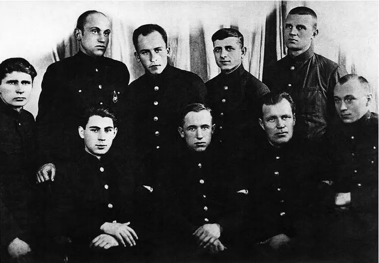 Экипаж дирижабля СССРВ7 бис Челюскинец Слева направо стоят Кобусов - фото 137