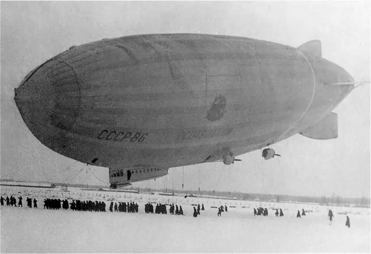 Дирижабль СССРВ6 на лётном поле Долгопрудной Не ранее конца января 1937 - фото 153