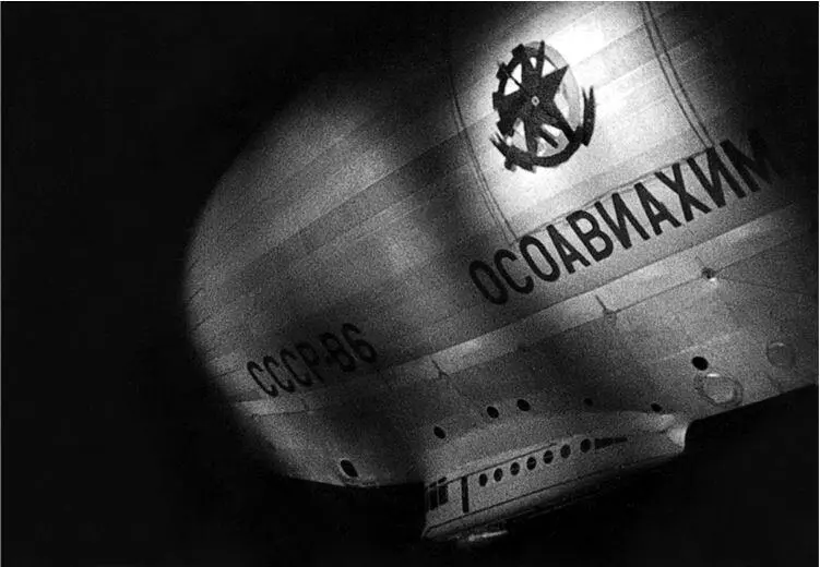 Дирижабль СССРВ6 взлетает с лётного поля Долгопрудной 5 февраля 1938 - фото 155