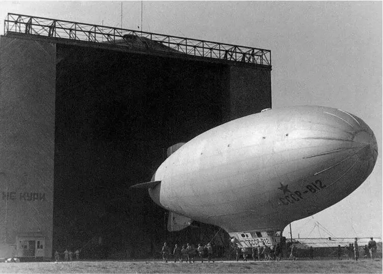Дирижабль СССРВ12 вводят в эллинг 1943 год Небольшой мягкий дирижабль - фото 195