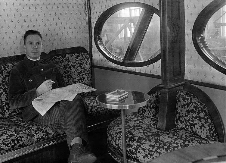 В каюте дирижабля СССРВ11 не был достроен Март 1939 года На столике - фото 197