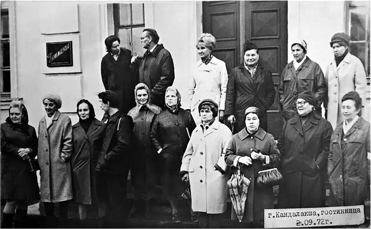 Родственники членов экипажа СССРВ6 отправляются на гору Небло для участия в - фото 200