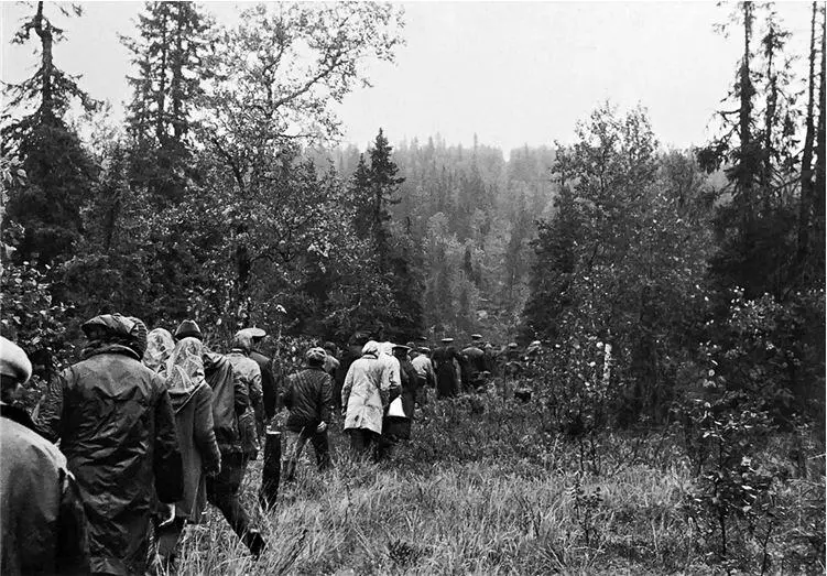 Пеший подъём к вершине НеблоИст илл 8 Обломки дирижабля на склонеИст - фото 202