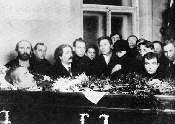 Похороны Есенина Процессия у памятника Пушкина Могила С Есенина на - фото 15