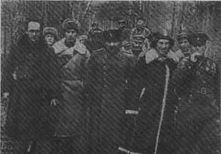 1943 год Встреча командиров партизанских соединений в селе ВелкиЦелковичи - фото 12