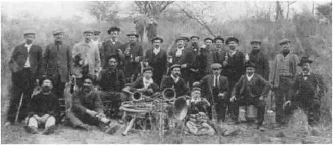 Рис 36 Итальянские эмигранты на празднике в Рио Терсеро Аргентина 1914 г - фото 165