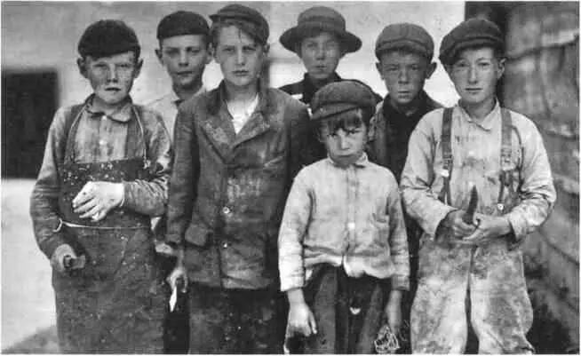 Рис 8 Мальчики с ножами Истпорт Мэйн фот Льюис Уикс Хайн 1911 г О том - фото 271