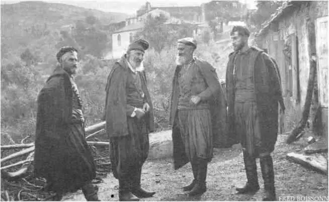 Рис 9 Повстанцы братья Мантакас Крит Фредерик Буассон 1911 г Это три - фото 329