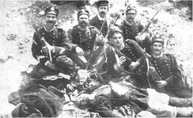 Рис 8 Охотничья команда позирует у тела застреленного бриганта из Оргозоло - фото 363