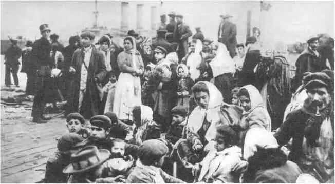 Рис 16 Итальянские эмигранты в порту Неаполя 1903 г Были ли пилигримы - фото 370