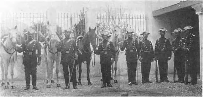 Рис 56 Guardia Civil из Хуэскара Испания 1912 г Также и Форд прекрасно - фото 56