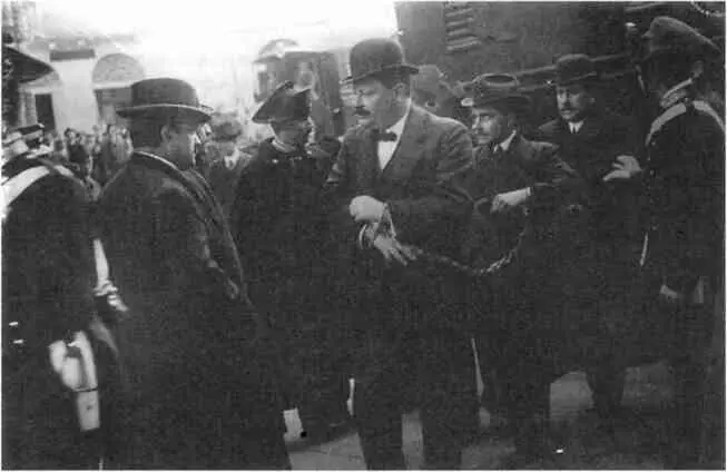 Рис 10 Процесс в Витербо Каморристов ведут в здание суда 1911 г Сардиния - фото 74