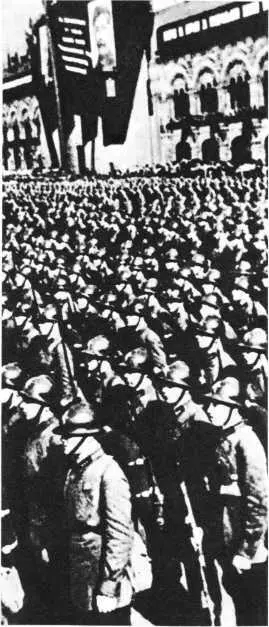 Пехотинцы Красной Армии на Красной площади Москвы во время военного парада 1940 - фото 98