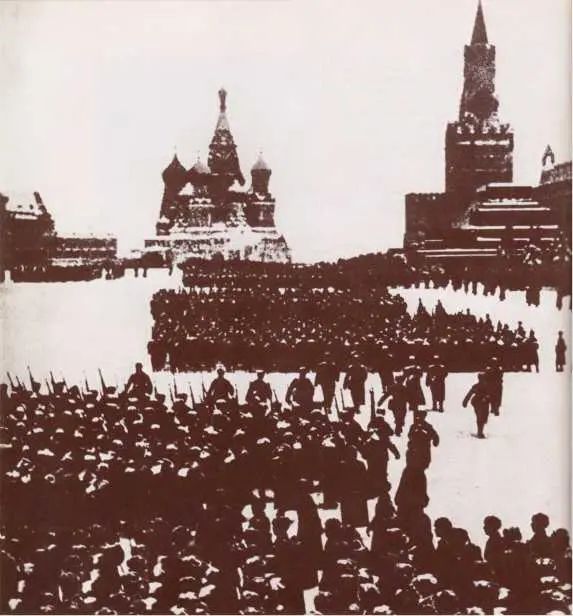 Парад 7 Ноября 1941 г в Москве в ознаменование 24й годовщины Октябрьской - фото 290