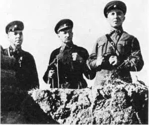 Командующий Приморской армией И Е Петров в середине начальник штаба армии - фото 341