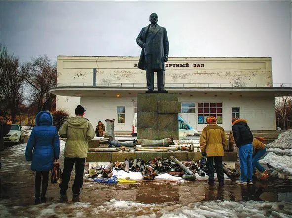 Центральная площадь города Первомайск Декабрь 2014 г К памятнику подходят - фото 16