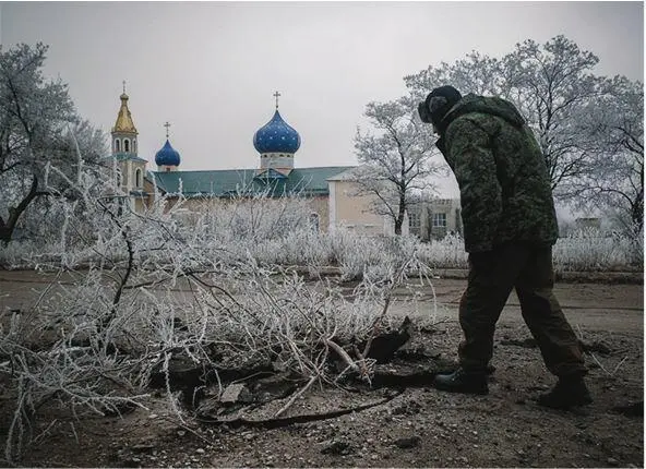Первомайск Свежая воронка от снаряда Февраль 2015 г Я никогда не беру - фото 19