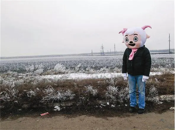 Женька на трассе КраснодонЛуганск в костюме овечки перед поездкой в интернат - фото 22