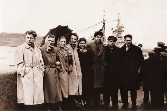 На демонстрации 7 ноября 1955 г справа налево Вадим Дроздик Сережа - фото 48