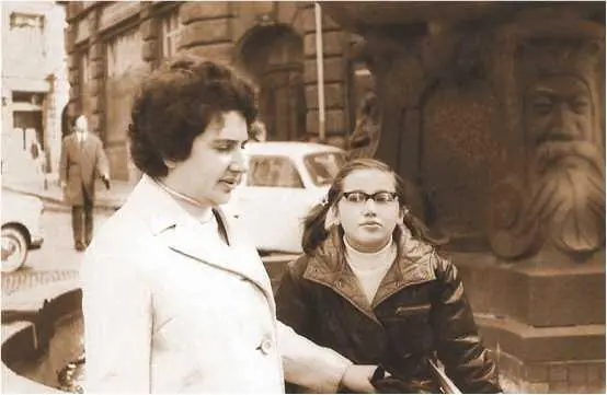 Лена с мамой на экскурсии В 1973 году закончился мой первый срок пребывания в - фото 63
