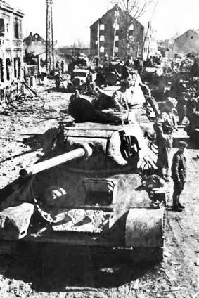 Советские войска в Мамоново январь 1945 г Не дрейфь прошептал он - фото 101