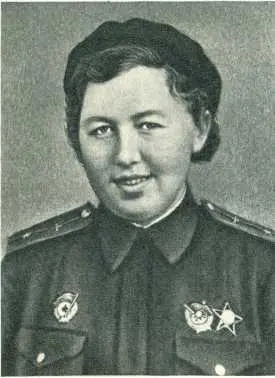Ольга Клюева штурман экипажа Юля Пашкова летчик Тратата застучали над - фото 17
