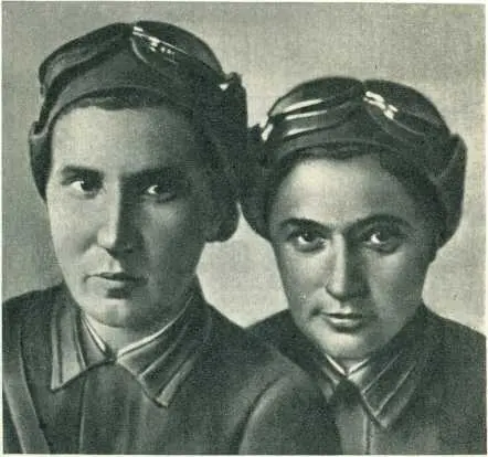 Герой Советского Союза Нина Распопова командир звена слева и Лариса - фото 19