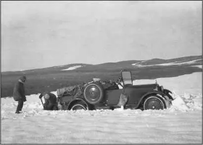 Автомобиль Эндрьюса увязнувший в снегу Среди обработанных полей с - фото 8
