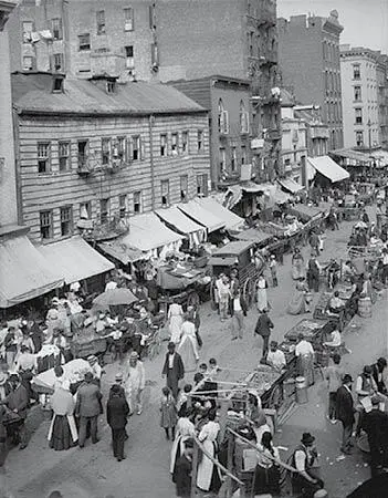 Еврейский рынок в ИстСайде НьюЙорк около 1900 г Большинство иммигрантов - фото 56