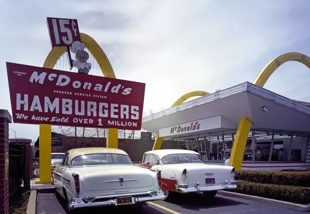 Музей McDonalds в Des Plaines Иллинойс Внутри музея в Des Plaines - фото 39