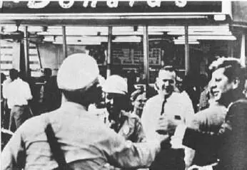 Два символа 1960х годов президент Джон Кеннеди окруженный толпой на фоне - фото 16
