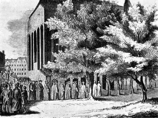 Илл 12 Формирование колонны для посещения богослужения перед гробницей Канта - фото 12