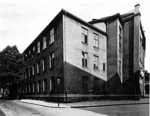 Илл 26 Новое здание университета вид сзади Илл 27 Переход между - фото 26