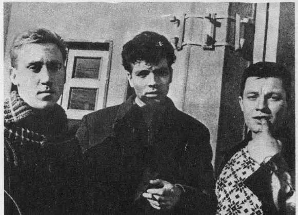 Апрель 1962 года Возле киностудии им Горького молодые актеры В Высоцкий В - фото 6