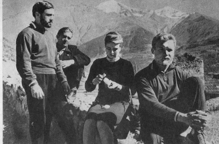 С участниками съемочной группы фильма Вертикаль Кавказ лето 1966 года - фото 8