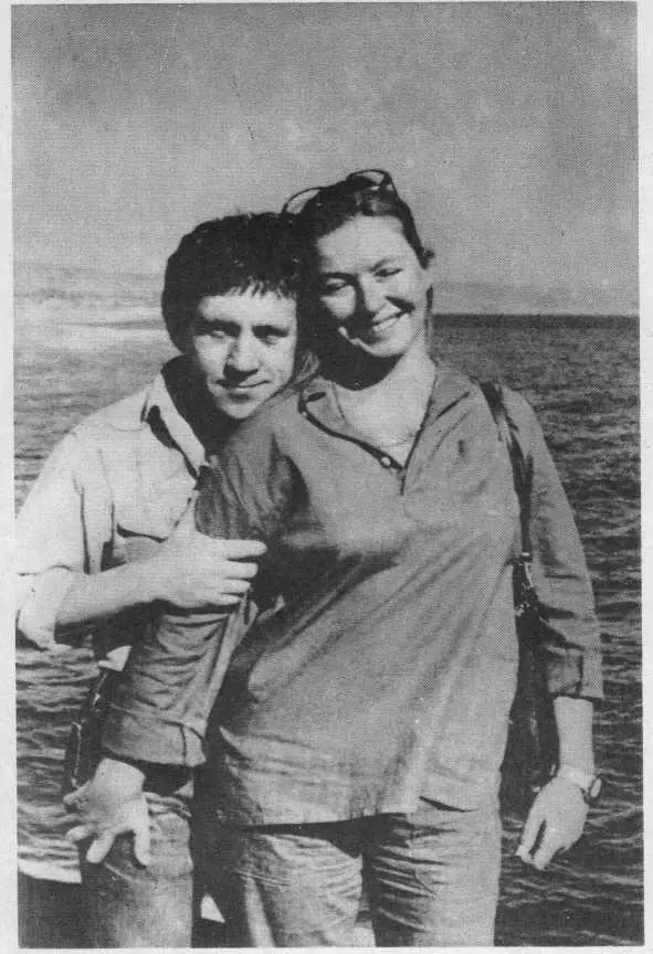 Владимир Высоцкий и Марина Влади во время путешествия по Америке На берегу - фото 13