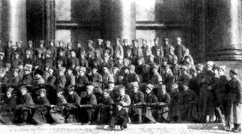 Своднобоевой отряд сформированный из комсомольцев Петрограда Ноябрь 1919 г - фото 147