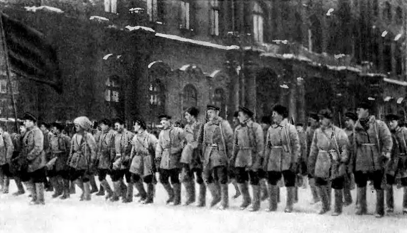 Отряд советской морской пехоты у Зимнего дворца Петроград 1919 г Фото - фото 148