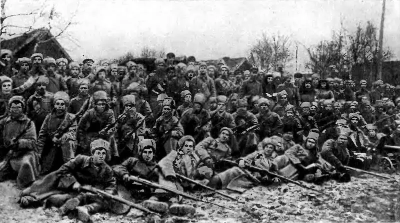 Отряд курсантов Новгородских курсов комсостава под Петроградом 1919 г Фото - фото 150