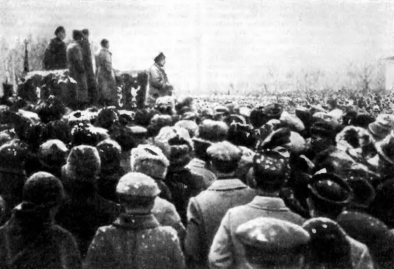 Митинг в Томске после освобождения города от колчаковцев Декабрь 1919 г - фото 157