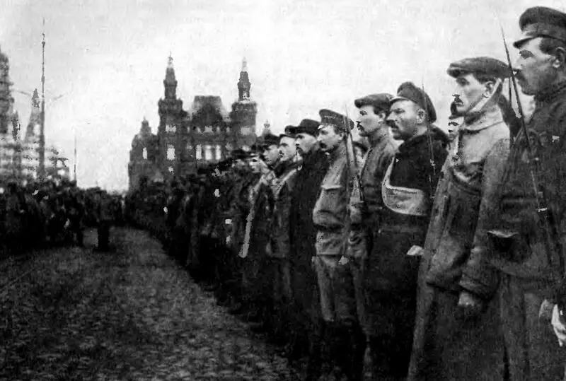 Рабочие полки Всевобуча на параде в Москве на Красной площади Май 1919 г - фото 172